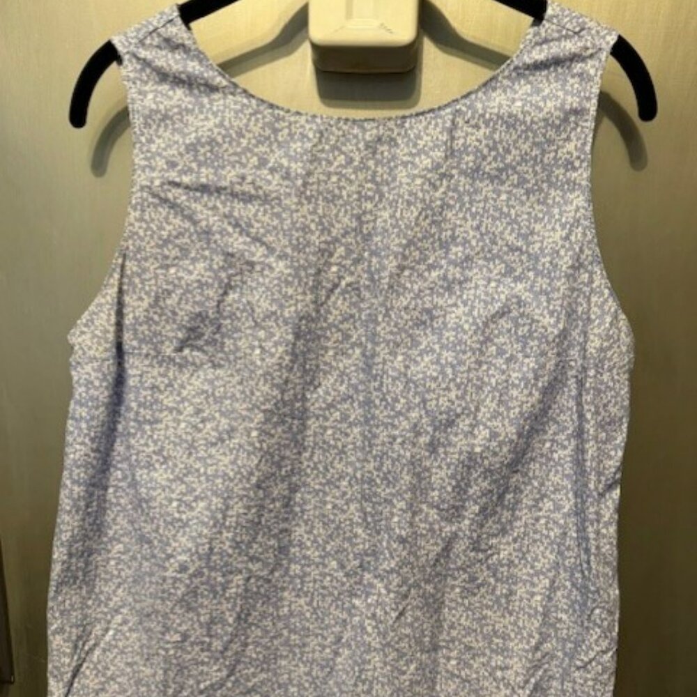 Retro Printed twist-back dress, blue and white digital graphic print Shift Dress - Picture 14 of 16
